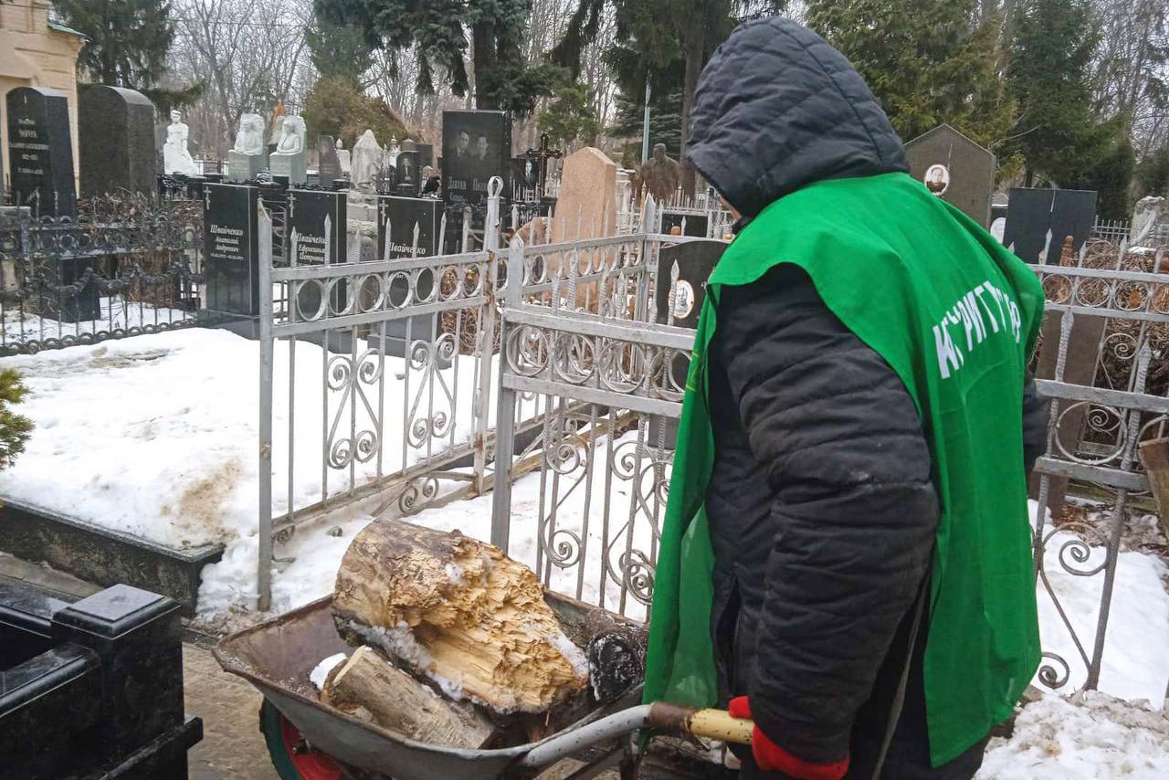 Комунальники прибирають цвинтарі Харкова (фото)